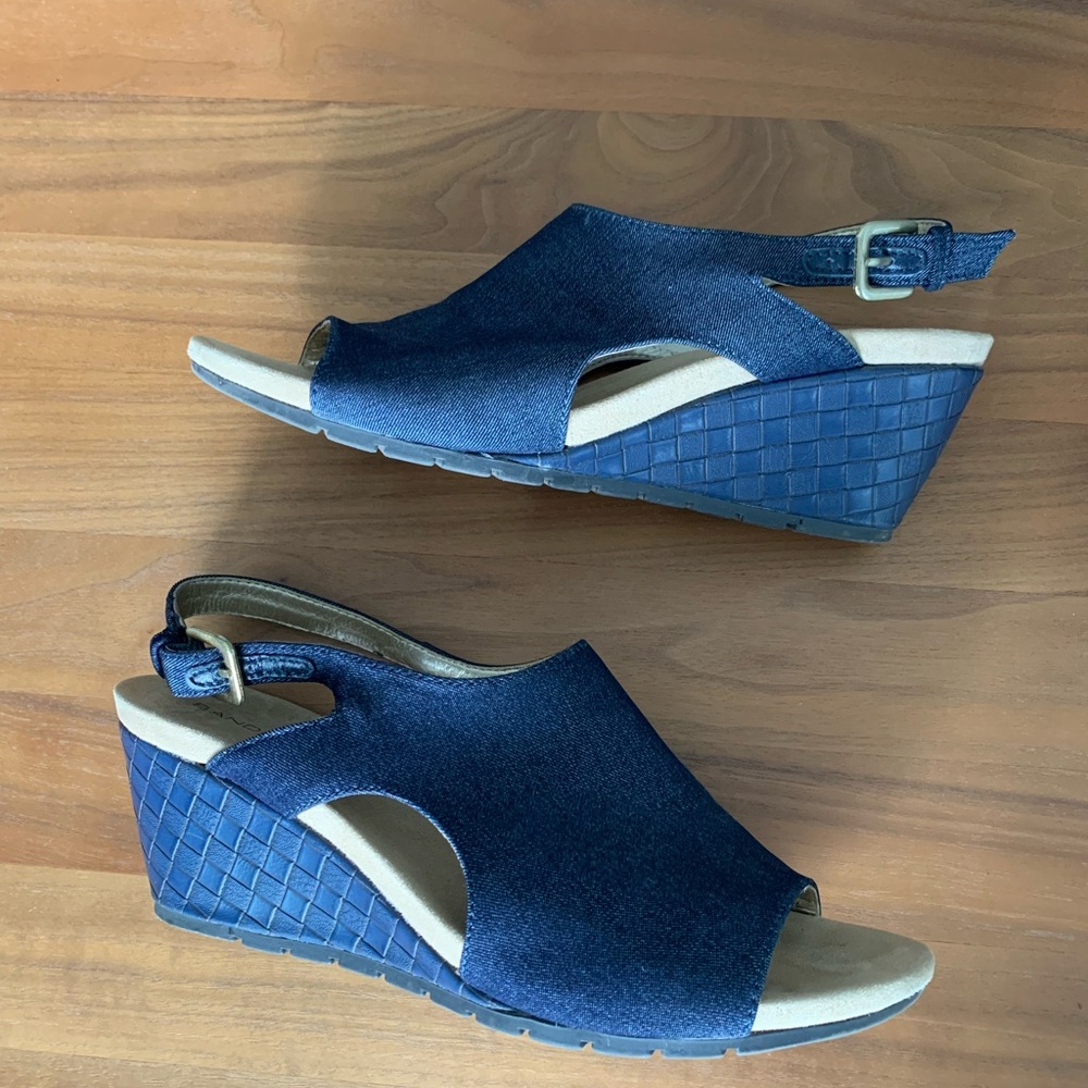 EUC Bandolino Stylish, Comfy Blue Wedge Sandals. Denim upper. Molded sole. Sz. 8
